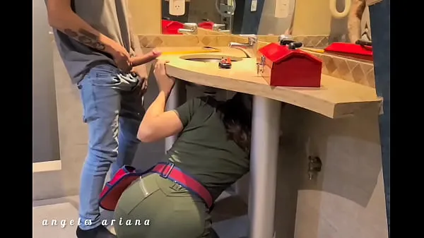 Pokaż filmy z Plumber at work, choose the biggest tool | Monster cock for the only ass that can handle all the enormities jazdy