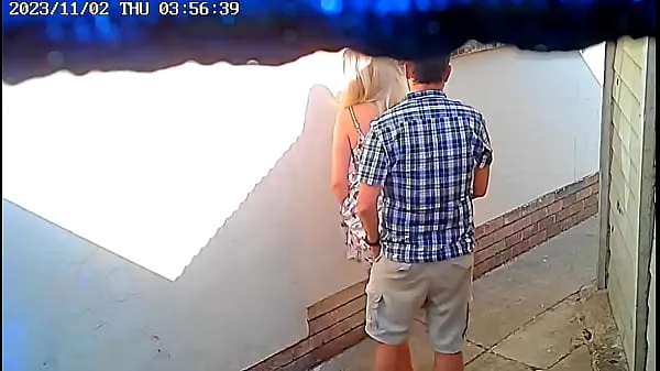 Mutiges Paar beim öffentlichen Ficken vor CCTV-Kamera erwischtFahrfilme anzeigen