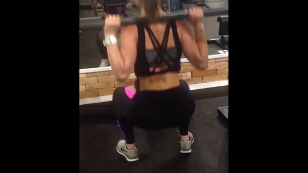 Visa Blonde MILF 97 - training in leggings at the gym drivfilmer