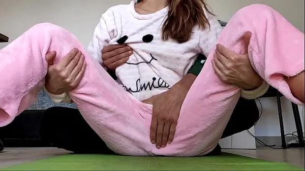 显示asian amateur real homemade teasing pussy and small tits fetish in pajamas驱动器电影
