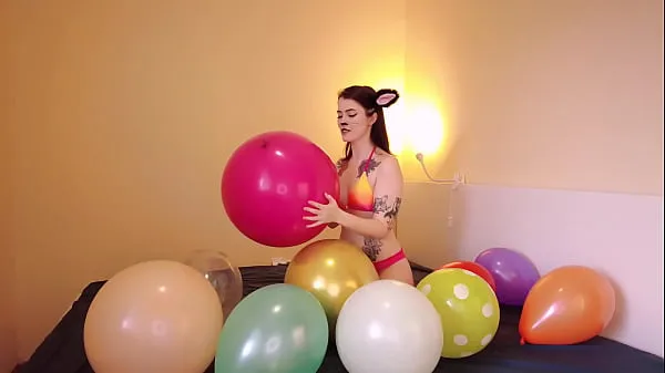 Tampilkan Horny kitty is humping a balloon mendorong Film