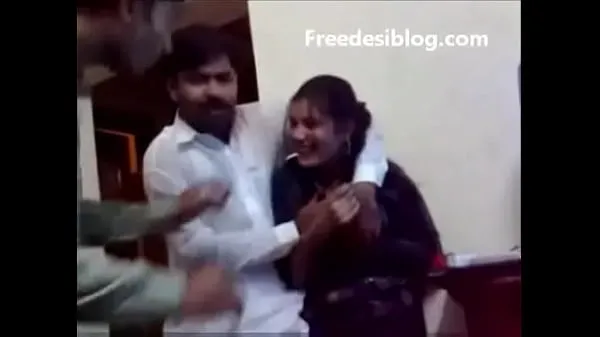 Pakistani Desi girl and boy enjoy in hostel room 드라이브 영화 표시
